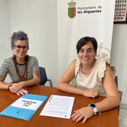Esther Lara i Betlem Albero amb l'acord de la UTE i l'Ajuntament de les Alqueries sobre la Casa de la Música i la Dansa i el camp de futbol